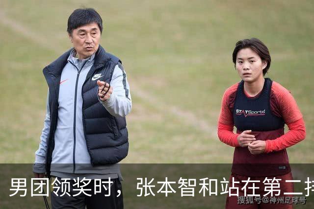 男团领奖时，张本智和站在第二排与国乒握手，松岛辉空全程无表情